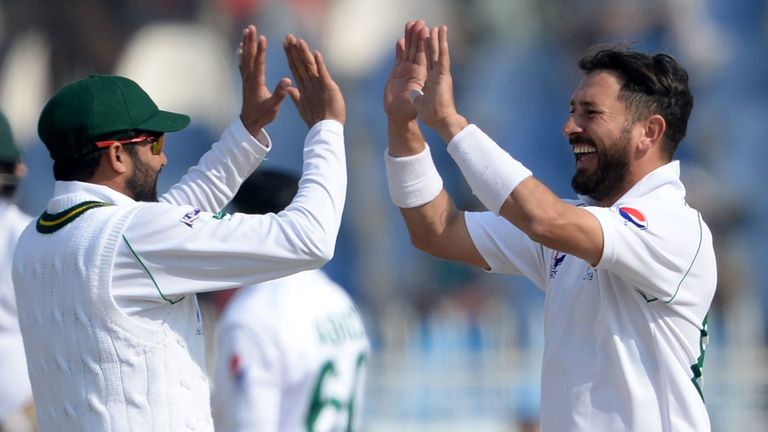 Pakistan&#39;s Yasir Shah (R) celebrates with captain Azhar Ali after taking the final Bangladesh wicket to complete his side&#39;s innings victory in the first Test at Rawalpindi