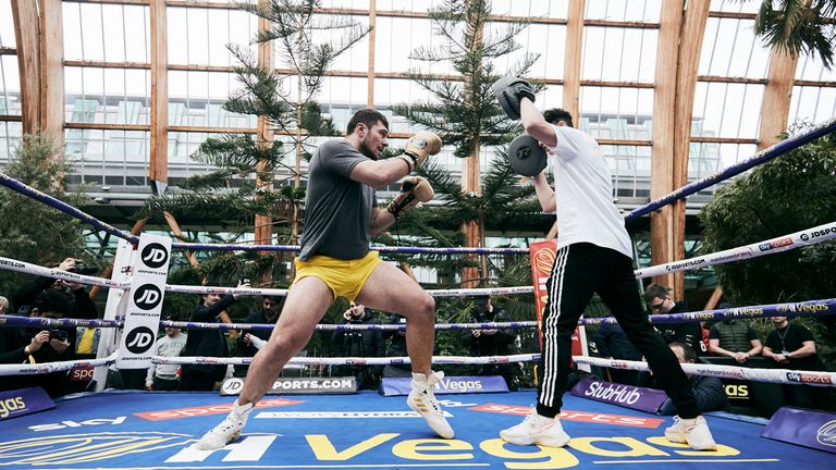 Dave Allen takes part in a Public Workout at The Winter Garden, Sheffield ahead of his fight this Saturday at the FlyDSA Arena in Sheffield. .5th February 2020.Picture By Mark Robinson..