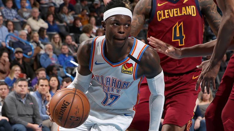 Dennis Schroder conduce al carril contra los Cavaliers