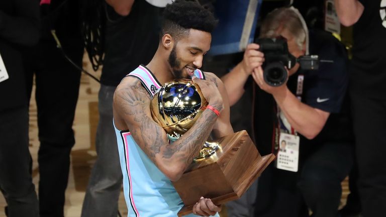 Derrick Jones Jr celebra después de ganar el concurso Slam Dunk 2020