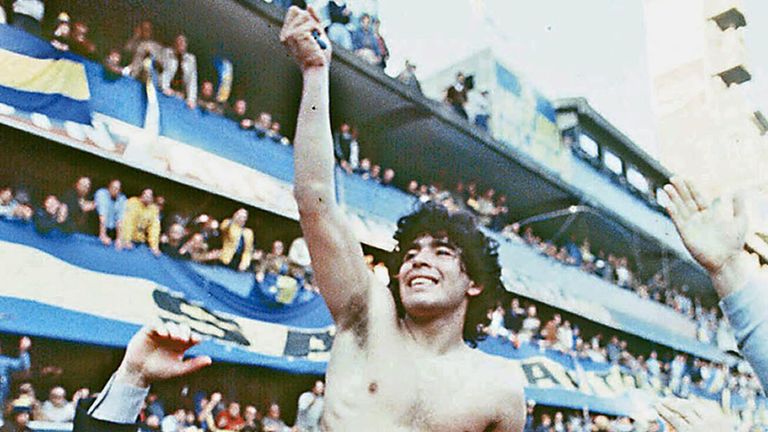 阿根廷足球明星迭戈·阿曼多·马拉多纳(Diego Armando Maradona)在1981年博卡青年队赢得当地冠军后，在布宜诺斯艾利斯的La Bombonera体育场被球迷抱着。博卡青年队,