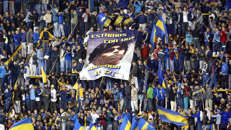 Simpatizantes de Boca Juniors despliegan un cartel con el rostro de Diego Maradona el 12 de mayo de 2004 en el partido disputado en el estadio La Bombonera en Buenos Aires, por octavos de final de la Copa Libertadores. Boca Juniors vencio 2-1 a Sporting Cristal y enfrentara a Sao Caetano de Brasil en cuartos de final.