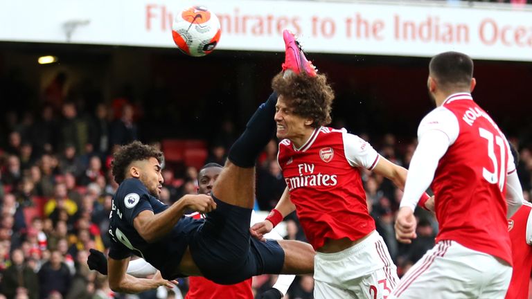 LONDON, ENGLAND - FEBRUARY 23: Dominic Calvert-Lewin of Everton scores his team's first goal during the Premier League match between Arsenal FC and Everton FC at Emirates Stadium on February 23, 2020 in London, United Kingdom. (Photo by Catherine Ivill/Getty Images)