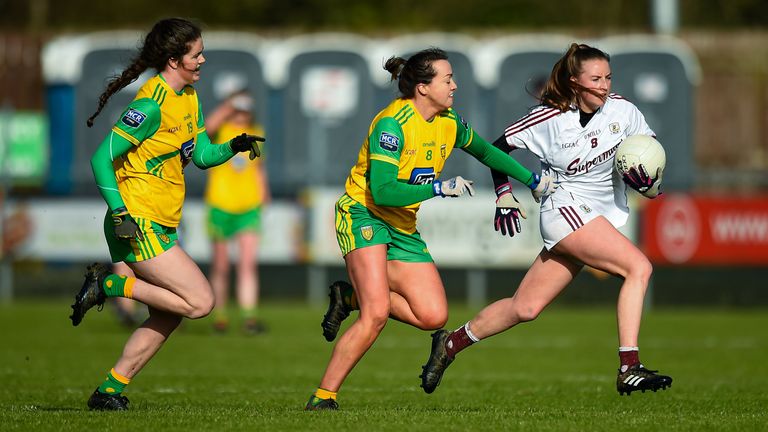 Ailbhe Davoren of Galway evades Niamh Boyle and Nicole McLaughlin of Donegal
