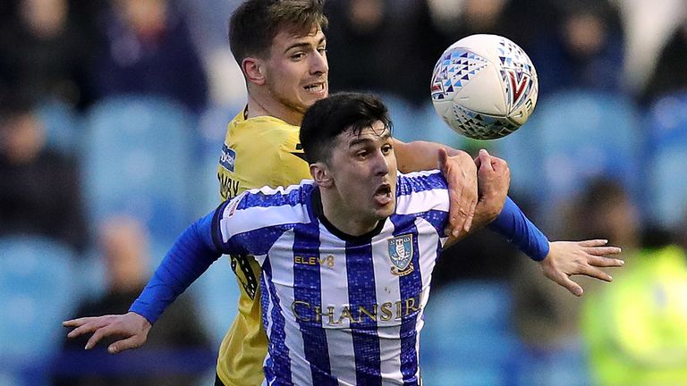 Sheffield Wednesday's Fernando Forestieri (right) and Millwall's Jayson Molumby battle for the ball