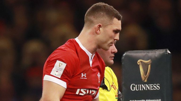 George North leaves the pitch after colliding with Gael Fickou