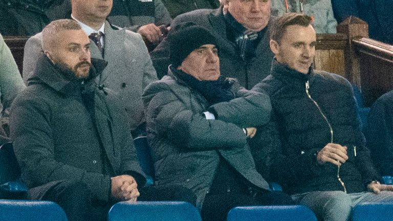 20 DE FEBRERO: Gheorghe Hagi observa a su hijo Ianis Hagi durante un último partido de ida de la Europa League 32 entre Rangers y Braga, en el Parque Ibrox, en Glasgow, Escocia