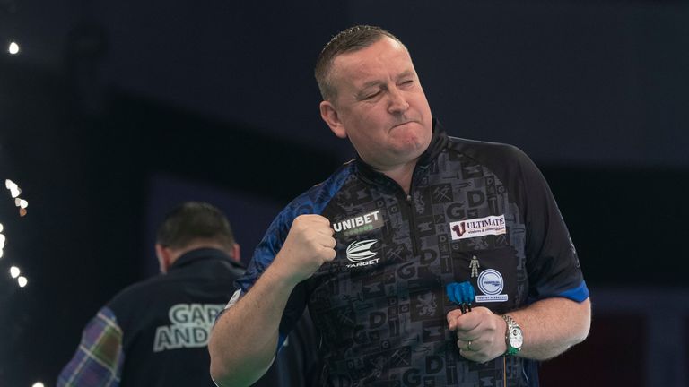 Glen Durrant beat Gary Anderson to go top of the Premier League