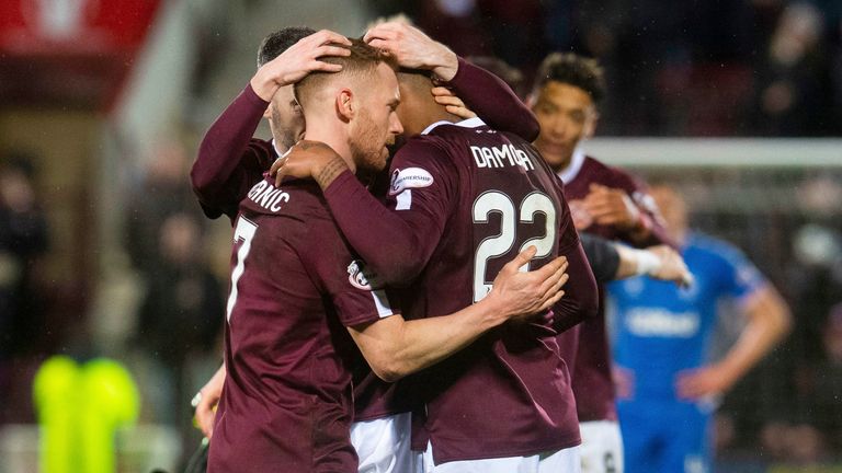 Los jugadores de Hearts celebran a tiempo completo después de vencer a los Rangers 