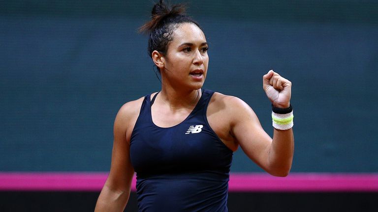 Heather Watson consiguió que GB tuviera el mejor comienzo posible el sábado con una victoria para mantener vivas las esperanzas de calificación