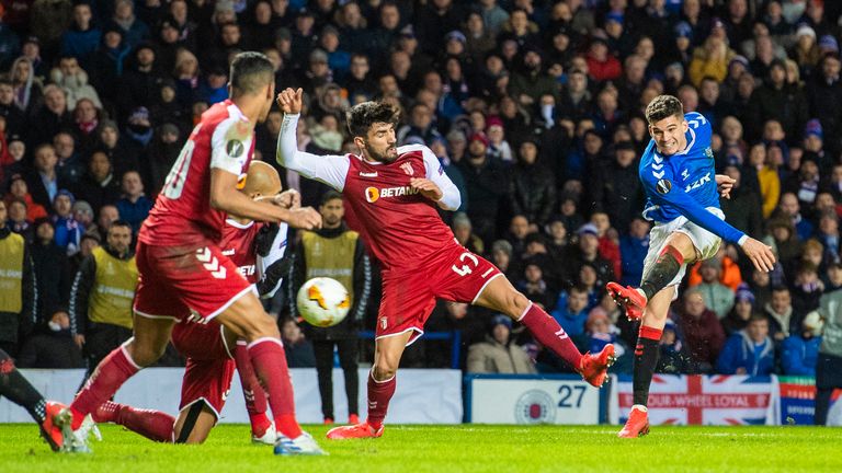 Ianis Hagi saca un gol para los Rangers contra Braga en Ibrox