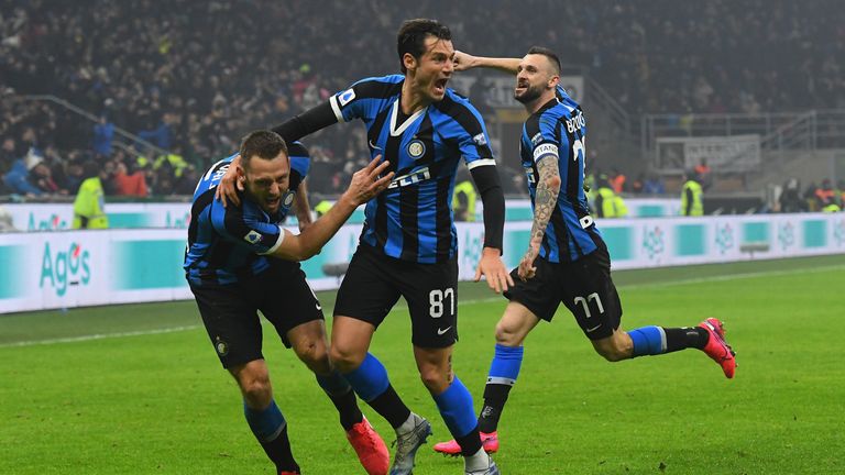 MILAN, ITALY - FEBRUARY 09: Stefan De Vrij of FC Internazionale celebrates after scoring his team third goal during the Serie A match between FC Internazionale and AC Milan at Stadio Giuseppe Meazza on February 9, 2020 in Milan, Italy. (Photo by Alessandro Sabattini/Getty Images)