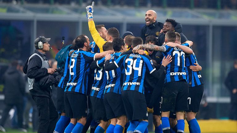 MILAN, ITALY - FEBRUARY 09: Players of Inter celebrates the victory at the end of the Serie A match between FC Internazionale and AC Milan at Stadio Giuseppe Meazza on February 9, 2020 in Milan, Italy. (Photo by Pablo Morano/MB Media/Getty Images)