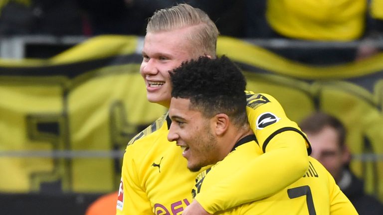 Erling Haaland celebra con el compañero de equipo del Borussia Dortmund, Jadon Sancho 