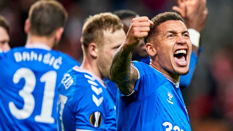 El capitán de los Rangers James Tavernier celebra una excelente victoria en Portugal el miércoles