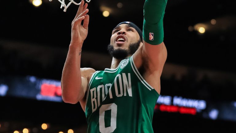 Jayson Tatum anota en el borde contra los Hawks