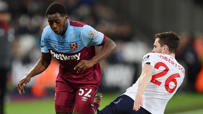 Jeremy Ngakia hizo su debut contra el Liverpool