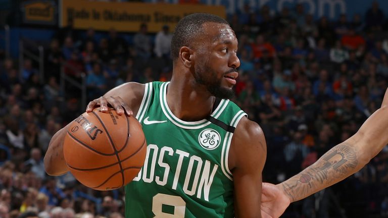 Kemba Walker controla la posesión contra Oklahoma City