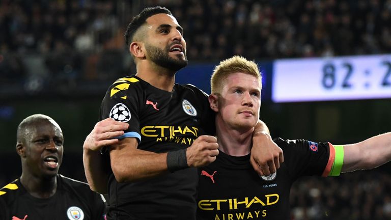 Kevin De Bruyne de Man City celebra con su compañero de equipo Riyad Mahrez después de su penalización contra el Real Madrid