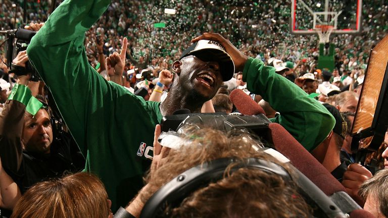 Kevin Garnett celebra la victoria de Boston en las finales de la NBA 2008