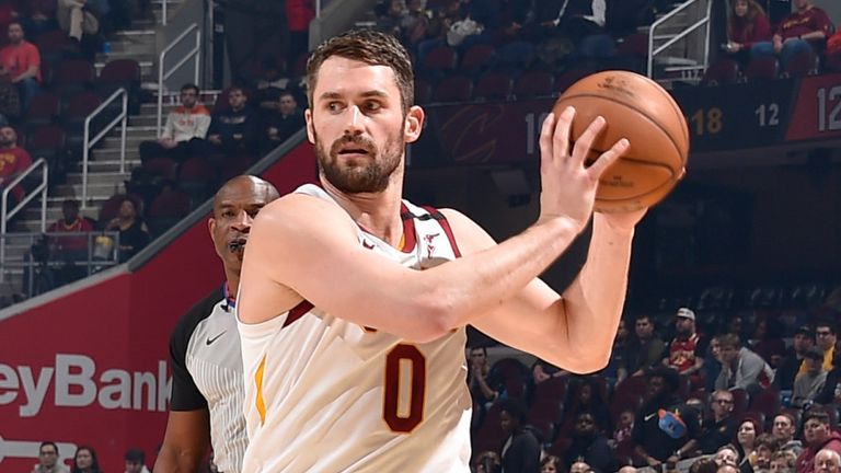 Kevin Love se prepara para conducir en el carril contra los Knicks de Nueva York