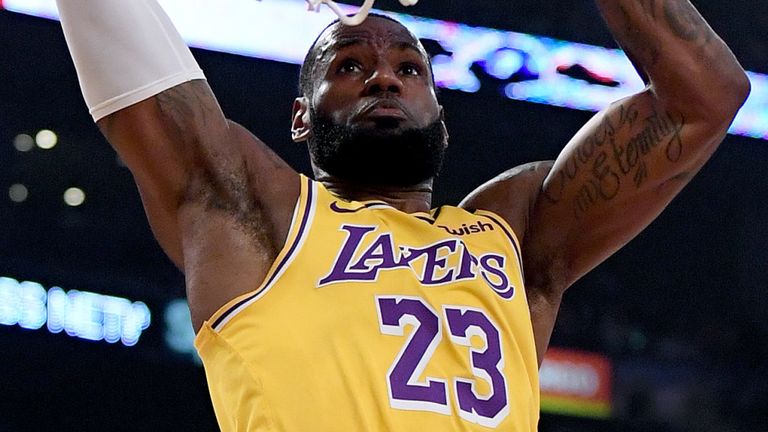 LeBron James sube a la canasta para anotar contra los Grizzlies