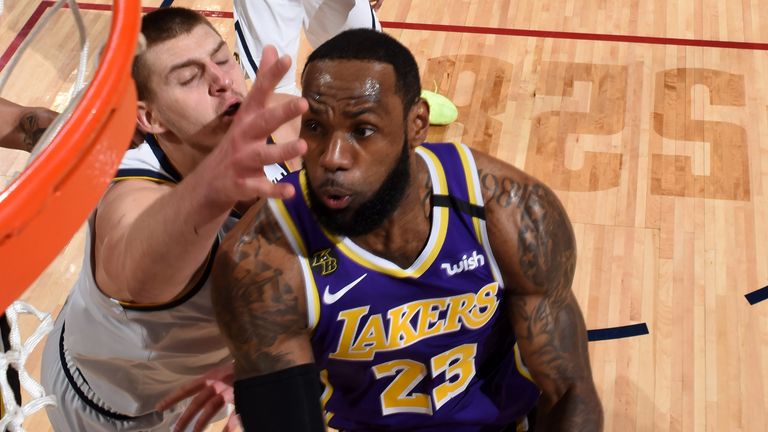 LeBron James pasa a Nikola Jokic a la canasta