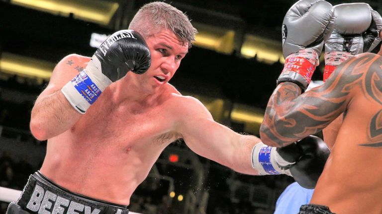 Liam Smith persigue a Kell Brook