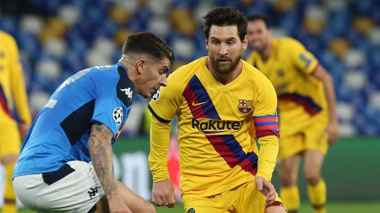 Lionel Messi busca correr en la defensa de Napoli en el San Paolo