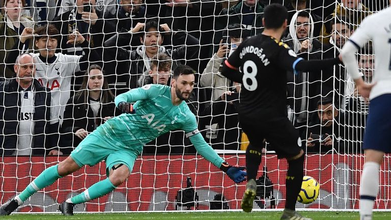 Hugo Lloris del Tottenham ataja un penalti de Ilkay Gundogan del Manchester City