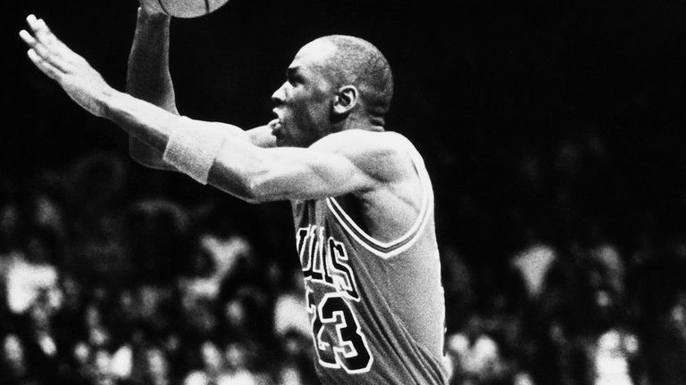 Michael Jordan toma vuelo en el concurso Slam Dunk 1987