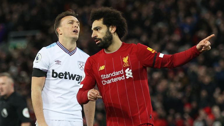 Mohamd Salah celebra acarrear el nivel de Liverpool contra West Ham en Anfield