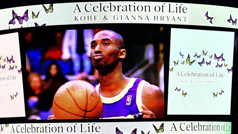 Las personas llegan para asistir al servicio "Celebración de la vida para Kobe y Gianna Bryant" en el Staples Center en el centro de Los Ángeles el 24 de febrero de 2020 