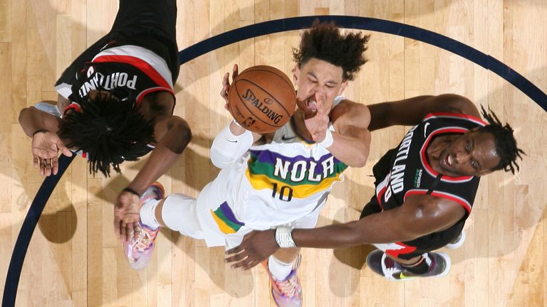 Jaxson Hayes attacks the rim against Portland