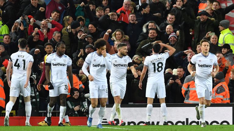 Pablo Fornals saluda a los boyantes fanáticos que viajan después de poner a West Ham por delante