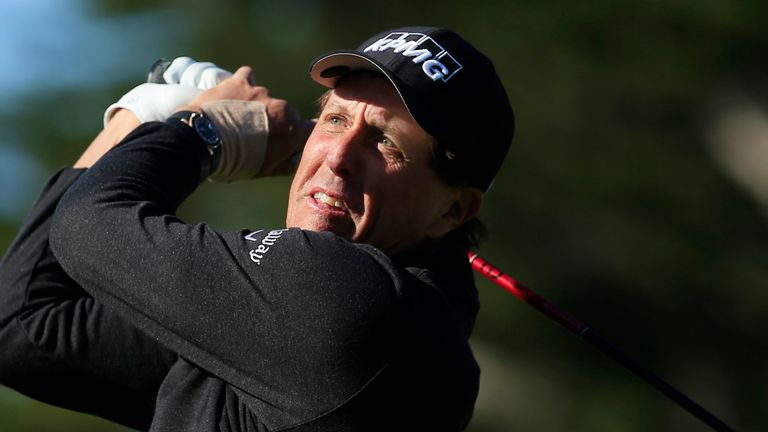 Phil Mickelson entró en el último día con grandes esperanzas de una sexta victoria récord en Pebble Beach