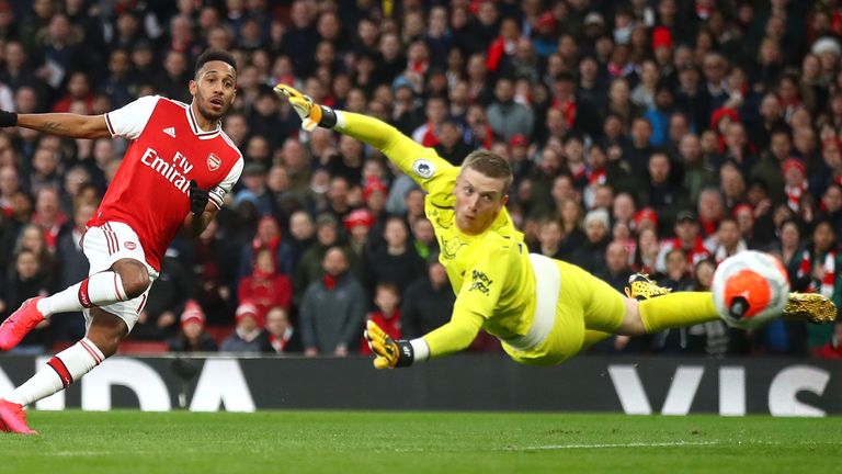 Pierre-Emerick Aubameyang scores to put Arsenal 2-1 up against Everton