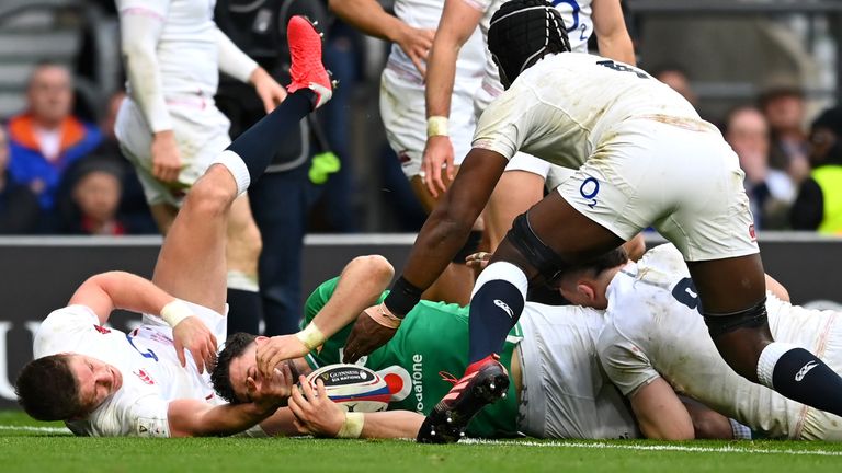 Robbie Henshaw scored Ireland's first try early in the second half at Twickenham