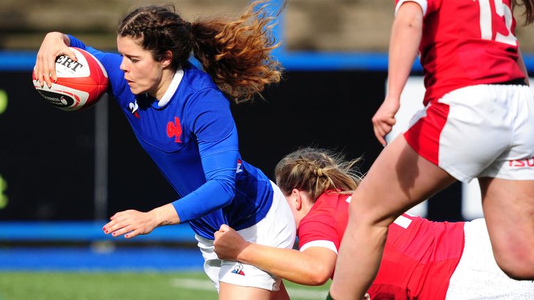 Cyrielle Banet scores France's third try against Wales