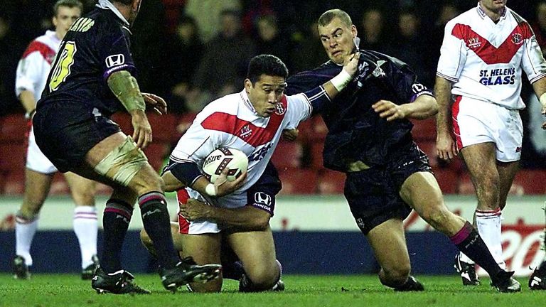 Pix: Ben Duffy...RL World Club Challenge...22/01/2000.St Helens v Melbourne Storm.COPYWRIGHT PICTURE>>SIMON WILKINSON>>01943 436649>>..Apollo Perelini holds off the Melbourne defence.