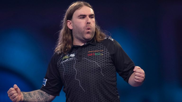 Ryan Searle venció a Michael van Gerwen en la final para reclamar un título inaugural memorable en el circuito PDC