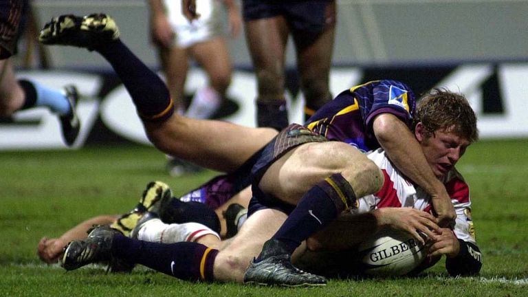 Pix:Ben Duffy/SWpix...World Club Challenge..St Helens v Brisbane Broncos...26/01/00..COPYRIGHT>>SIMON WILKINSON..St Helen's Sean Long goes over for a try