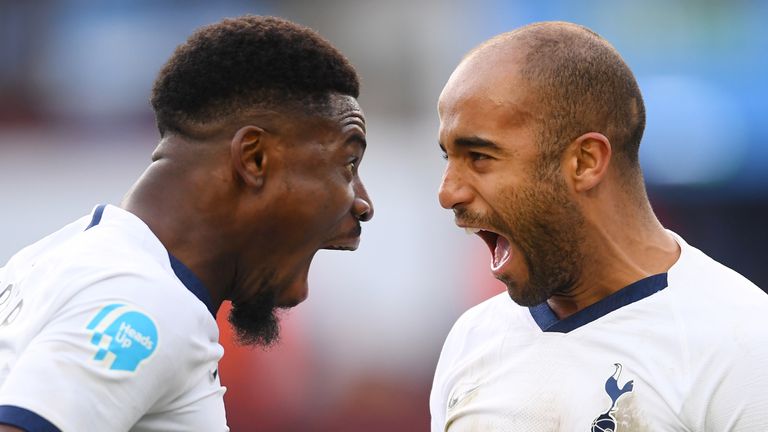 Serge Aurier y Lucas Moura celebran cuando Tottenham venció a Aston Villa