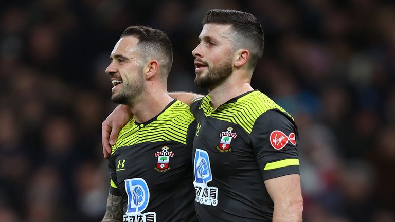 Shane Long celebra con su compañero de equipo de Southampton Danny Ings después de anotar