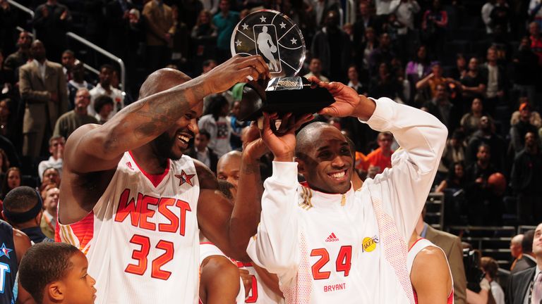 Shaquille O & # 39; Neal y Kobe Bryant, de la Conferencia Oeste, tienen el trofeo de MVP después de que se les anunció a los co-mvps después del 58 ° Juego de las Estrellas de la NBA