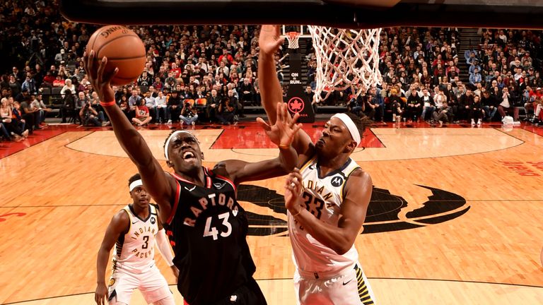 Pascal Siakam de los Toronto Raptors conduce a la canasta durante un juego contra los Indiana Pacers