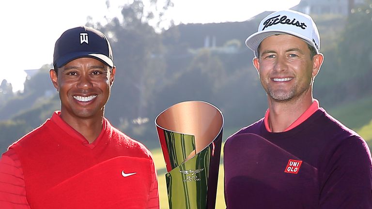 Woods le entregó el trofeo a Adam Scott después de su victoria de dos disparos.