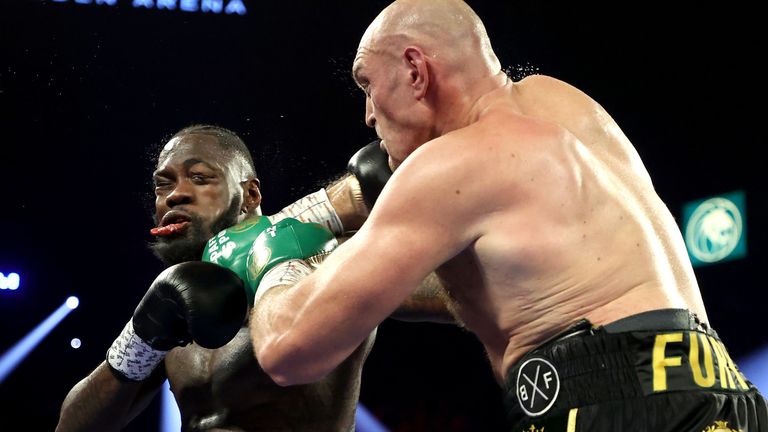 Wilder sufrió un labio roto y ensangrentado su oído durante la pelea