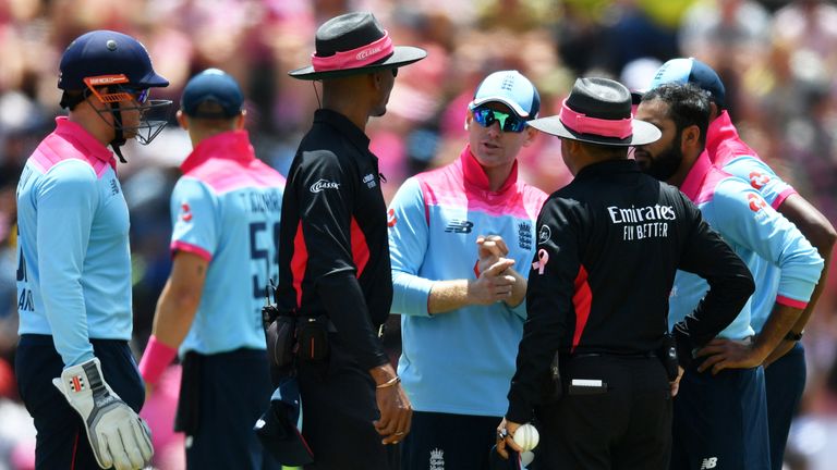 England denied Rassie van der Dussen&#39;s wicket