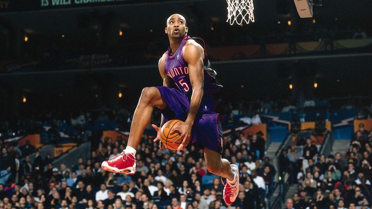 Vince Carter, de los Toronto Raptors, va a una volcada durante el concurso de clavadas de la NBA All Star Slam 2000